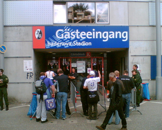 Gästeeingang 10 Minuten vor Anstoss